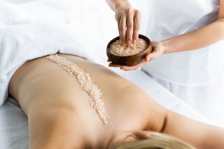 Złuszczanie, peelingi, szczotkowanie ciała – jak przygotować skórę na lato?